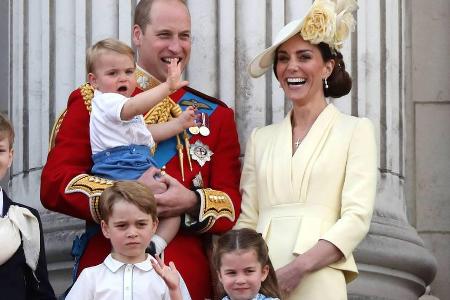 Die royale Familie nahm einen Linienflug, um Queen Elizabeth II. in Schottland zu besuchen Die royale Familie nahm einen Linienflug, um Queen Elizabeth II. in Schottland zu besuchen