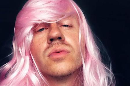 Eigentlich wollte Macklemore seiner Tochter eine Perücke kaufen - doch die wollte die rosafarbenen Haare nicht. Eigentlich wollte Macklemore seiner Tochter eine Perücke kaufen - doch die wollte die rosafarbenen Haare nicht.
