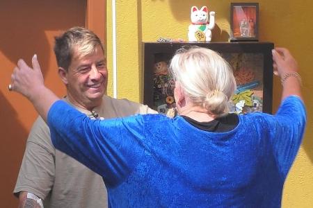 Almklausi wird von Mitstreiterin Lilo von Kiesenwetter in die Arme geschlossen Almklausi wird von Mitstreiterin Lilo von Kiesenwetter in die Arme geschlossen