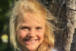 Prinzessin Estelle strahlt an ihrem ersten Schultag