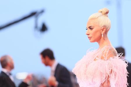 Lady Gaga bietet den Hinterbliebenen der Schusswaffen-Angriffe emotionale Unterstützung an und will Schulen in den betroffen... Lady Gaga bietet den Hinterbliebenen der Schusswaffen-Angriffe emotionale Unterstützung an und will Schulen in den betroffen...