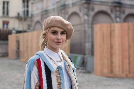 Trägt eine Baskenmütze: Caro Daur weiß, wie französisch chic geht Trägt eine Baskenmütze: Caro Daur weiß, wie französisch chic geht