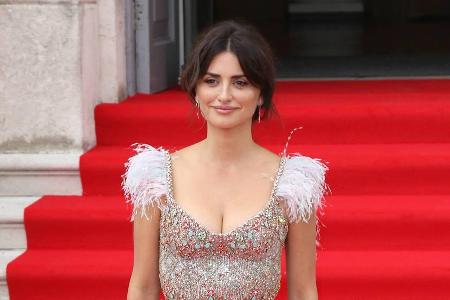 Schauspielerin Penélope Cruz im handbestickten Traumkleid in London