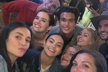 Nina Dobrev hat sichtlich Spaß mit ihren Schauspielkollegen Nina Dobrev hat sichtlich Spaß mit ihren Schauspielkollegen
