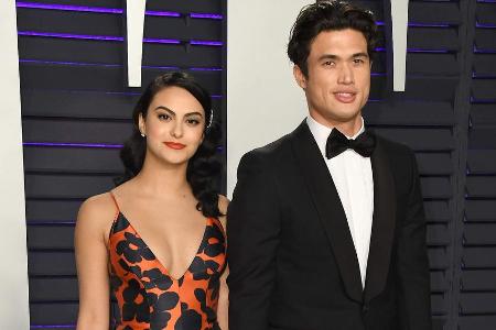 Camila Mendes und Charles Melton sind verliebt wie am ersten Tag Camila Mendes und Charles Melton sind verliebt wie am ersten Tag