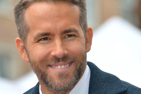 Ryan Reynolds bei der Enthüllung seines Sterns auf dem Walk of Fame Ryan Reynolds bei der Enthüllung seines Sterns auf dem Walk of Fame