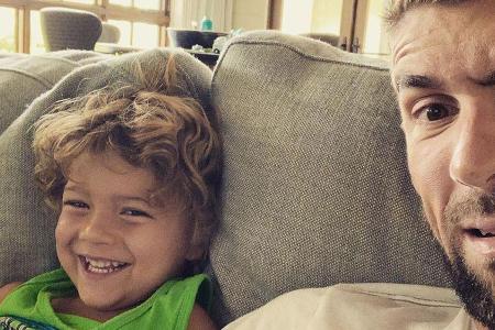 Michael Phelps (r.) und ein Sohn haben sichtlich Spaß zusammen Michael Phelps (r.) und ein Sohn haben sichtlich Spaß zusammen