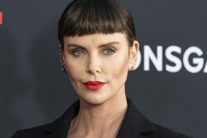 Charlize Theron postet erstmals Foto ihrer Tochter auf Instagram