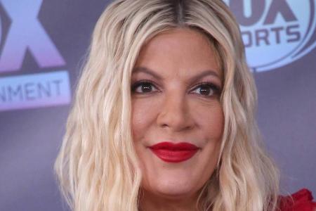 Tori Spelling hat ein für alle Mal klargestellt, bei welchen Körperteilen der Schönheits-Doc Hand angelegt hat Tori Spelling hat ein für alle Mal klargestellt, bei welchen Körperteilen der Schönheits-Doc Hand angelegt hat