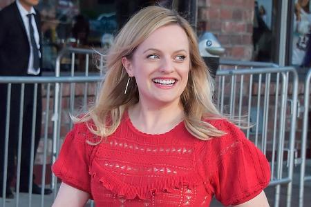 Elisabeth Moss in Knallrot bei der Feier zum Finale der dritten Elisabeth Moss in Knallrot bei der Feier zum Finale der dritten