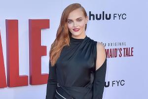 Top oder Flop? Madeline Brewer im asymmetrischen Seidenkleid