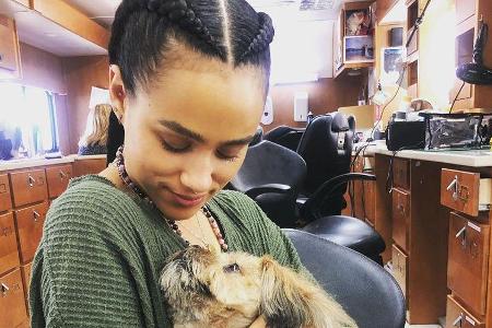 Nathalie Emmanuel und ihr Hund am Set von Nathalie Emmanuel und ihr Hund am Set von