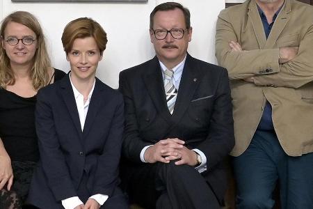 Matthias Brandt (r.) hat mit den Dreharbeiten zu Matthias Brandt (r.) hat mit den Dreharbeiten zu