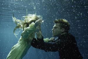 "Engel unter Wasser": Lubosch (Hanno Koffler) will Anna (Johanna Haberland) retten, indem er ihren Mörder findet