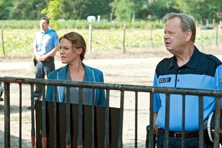 Olga Lenski (Maria Simon) und Polizeihauptmeister Wolfgang Neumann (Fritz Roth, r.) observieren das Haus des Geiselnehmers Olga Lenski (Maria Simon) und Polizeihauptmeister Wolfgang Neumann (Fritz Roth, r.) observieren das Haus des Geiselnehmers