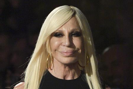 Donatella Versace entschuldigt sich für die missverständlichen T-Shirts Donatella Versace entschuldigt sich für die missverständlichen T-Shirts