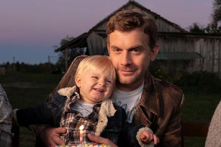 Franz Eberhofer und sein Sohn Paul feiern im Kinofilm Franz Eberhofer und sein Sohn Paul feiern im Kinofilm