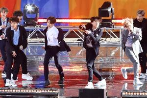 Die Mitglieder von BTS während eines Auftritts in den USA