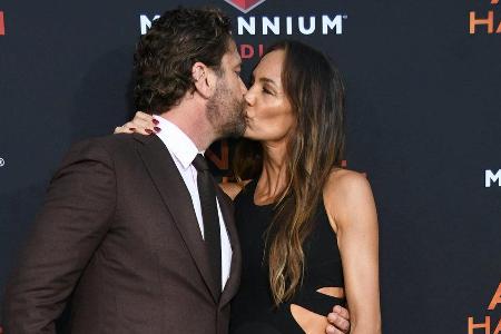 Gerard Butler und Morgan Brown küssen sich bei der Premiere von Gerard Butler und Morgan Brown küssen sich bei der Premiere von