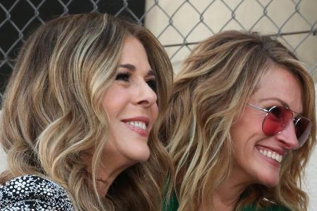 Rita Wilson (l.) und Julia Roberts sollen beide auf eine Insta-Falschmeldung hereingefallen sein Rita Wilson (l.) und Julia Roberts sollen beide auf eine Insta-Falschmeldung hereingefallen sein