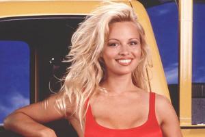 Was Pamela Anderson heute mit ihrem roten Badeanzug macht