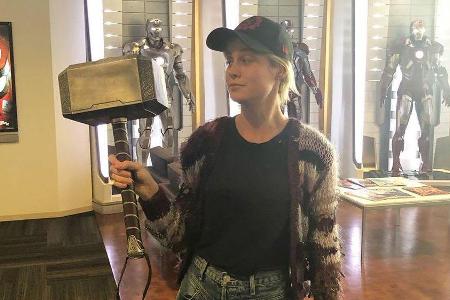 Schauspielerin Brie Larson macht Chris Hemsworth in seiner Schauspielerin Brie Larson macht Chris Hemsworth in seiner