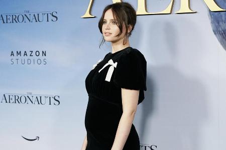 Verdächtige Rundungen: Felicity Jones am 4. Dezember bei der Premiere von Verdächtige Rundungen: Felicity Jones am 4. Dezember bei der Premiere von