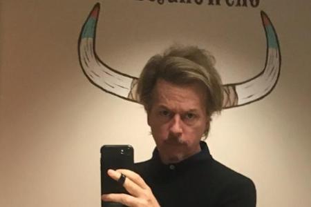 David Spade posiert als betrunkener Stier David Spade posiert als betrunkener Stier