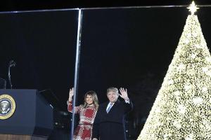 Melania Trump lässt "Nationalen Weihnachtsbaum" erstrahlen