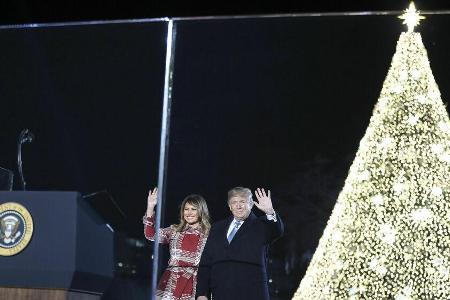 Hinter Melania und Donald Trump erstrahlt der traditionelle Hinter Melania und Donald Trump erstrahlt der traditionelle