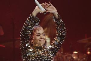 Rita Ora zollt ihrem verstorbenen Freund Avicii rührenden Tribut