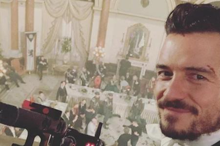 Mit einem zufriedenen Gesichtsausdruck postet Orlando Bloom ein Selfie vom Mit einem zufriedenen Gesichtsausdruck postet Orlando Bloom ein Selfie vom
