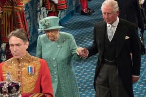Wieder ohne Krone auf dem Kopf! Queen Elizabeth II. eröffnet Parlament