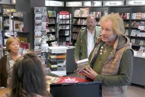 In der Weihnachtsausgabe von "Verstehen Sie Spaß" wird Thomas Gottschalk in einer Buchhandlung ordentlich aufs Korn genommen