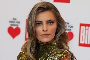 Ungewöhnlicher Anblick: Sophia Thomalla mit Heels und Beinschiene