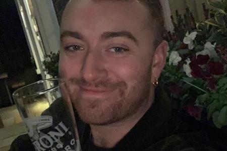 Sam Smith prostet allen Sam Smith prostet allen