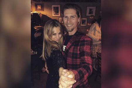 Kaley Cuoco und Karl Cook tanzen auf der Geburtstagsparty von Cuocos Vater Kaley Cuoco und Karl Cook tanzen auf der Geburtstagsparty von Cuocos Vater