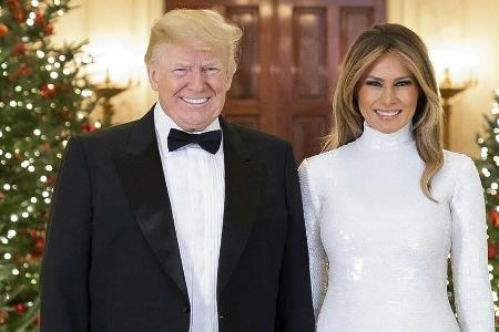 Donald und Melania Trump posieren im festlich geschmückten Weißen Haus Donald und Melania Trump posieren im festlich geschmückten Weißen Haus