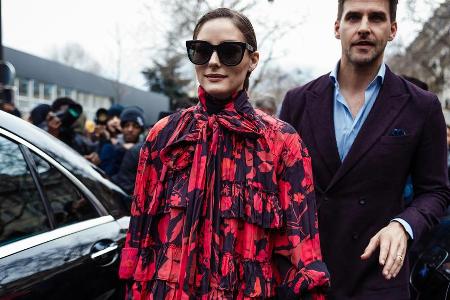 Olivia Palermo hat die Schluppenbluse für sich entdeckt und trägt sie mit XXL-Schleife und Blumen-Print Olivia Palermo hat die Schluppenbluse für sich entdeckt und trägt sie mit XXL-Schleife und Blumen-Print
