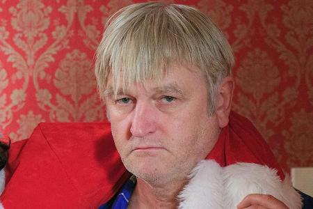 Helmut Grummel (Detlev Buck) freut sich schon wahnsinnig auf Weihnachten - nicht Helmut Grummel (Detlev Buck) freut sich schon wahnsinnig auf Weihnachten - nicht