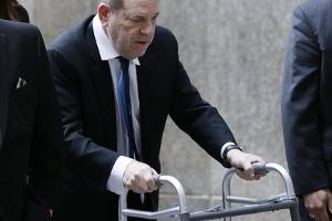 Harvey Weinstein erscheint mit Gehhilfe vor Gericht