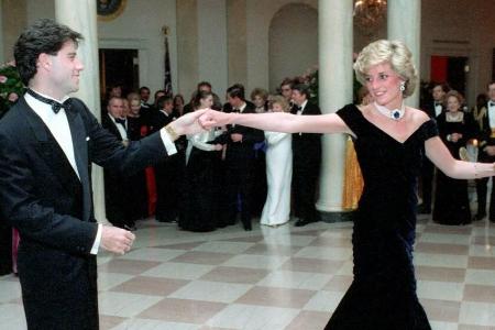 Diana trug das schulterfreie Kleid 1985 bei einer Einladung im Weißen Haus Diana trug das schulterfreie Kleid 1985 bei einer Einladung im Weißen Haus