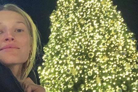 Toni Garrn posiert vor einem riesigen Christbaum Toni Garrn posiert vor einem riesigen Christbaum