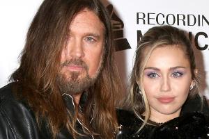 Miley Cyrus performt mit Freund Cody und Vater Billy Ray