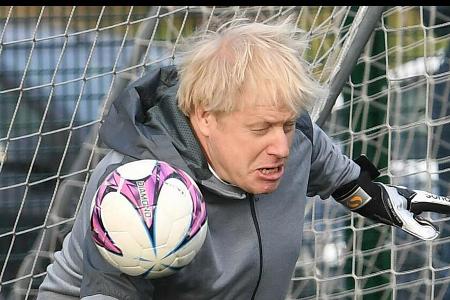 Boris Johnson muss beim Fußball als Torhüter ran Boris Johnson muss beim Fußball als Torhüter ran