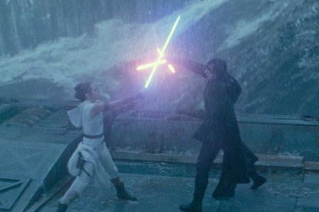 Daisy Ridley als Rey und Adam Driver als Kylo Ren in Daisy Ridley als Rey und Adam Driver als Kylo Ren in