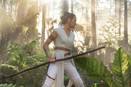 Rey (Daisy Ridley) in Rey (Daisy Ridley) in