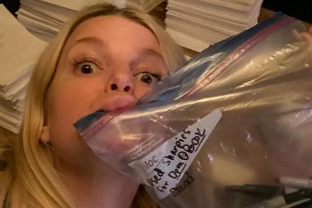 Fleißiges Bienchen: Jessica Simpson signiert 14.000 Bücher Fleißiges Bienchen: Jessica Simpson signiert 14.000 Bücher