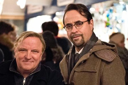 Auf dem Weihnachtsmarkt ist die Stimmung bei Kommissar Frank Thiel (Axel Prahl, l.) und Prof. Karl-Friedrich Boerne (Jan Jos... Auf dem Weihnachtsmarkt ist die Stimmung bei Kommissar Frank Thiel (Axel Prahl, l.) und Prof. Karl-Friedrich Boerne (Jan Jos...