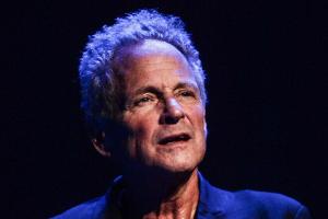 Nach Herz-OP und Stimmband-Problemen: Lindsey Buckingham wagt Comeback